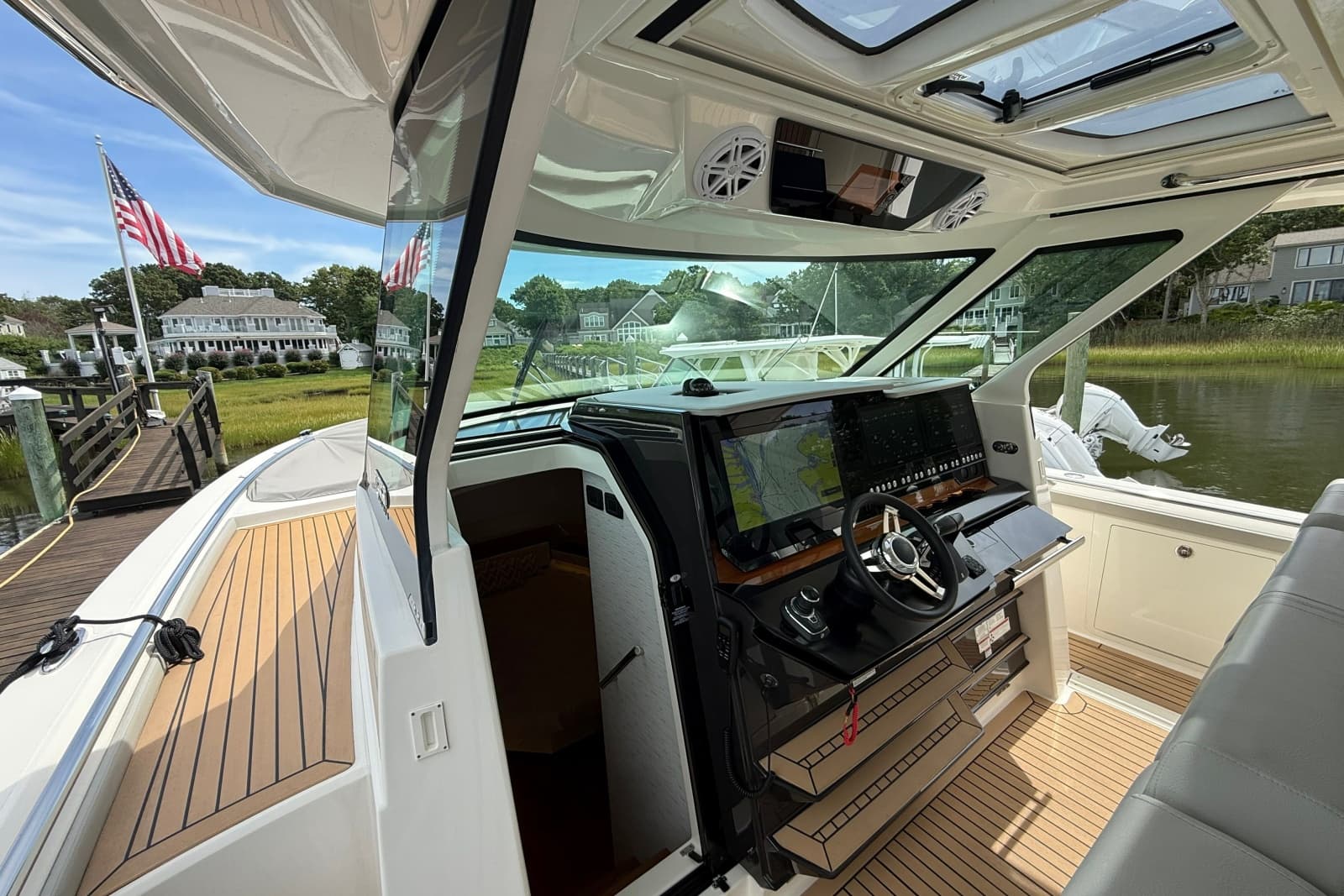 2022 Tiara Yachts 48 LS - Photo 9