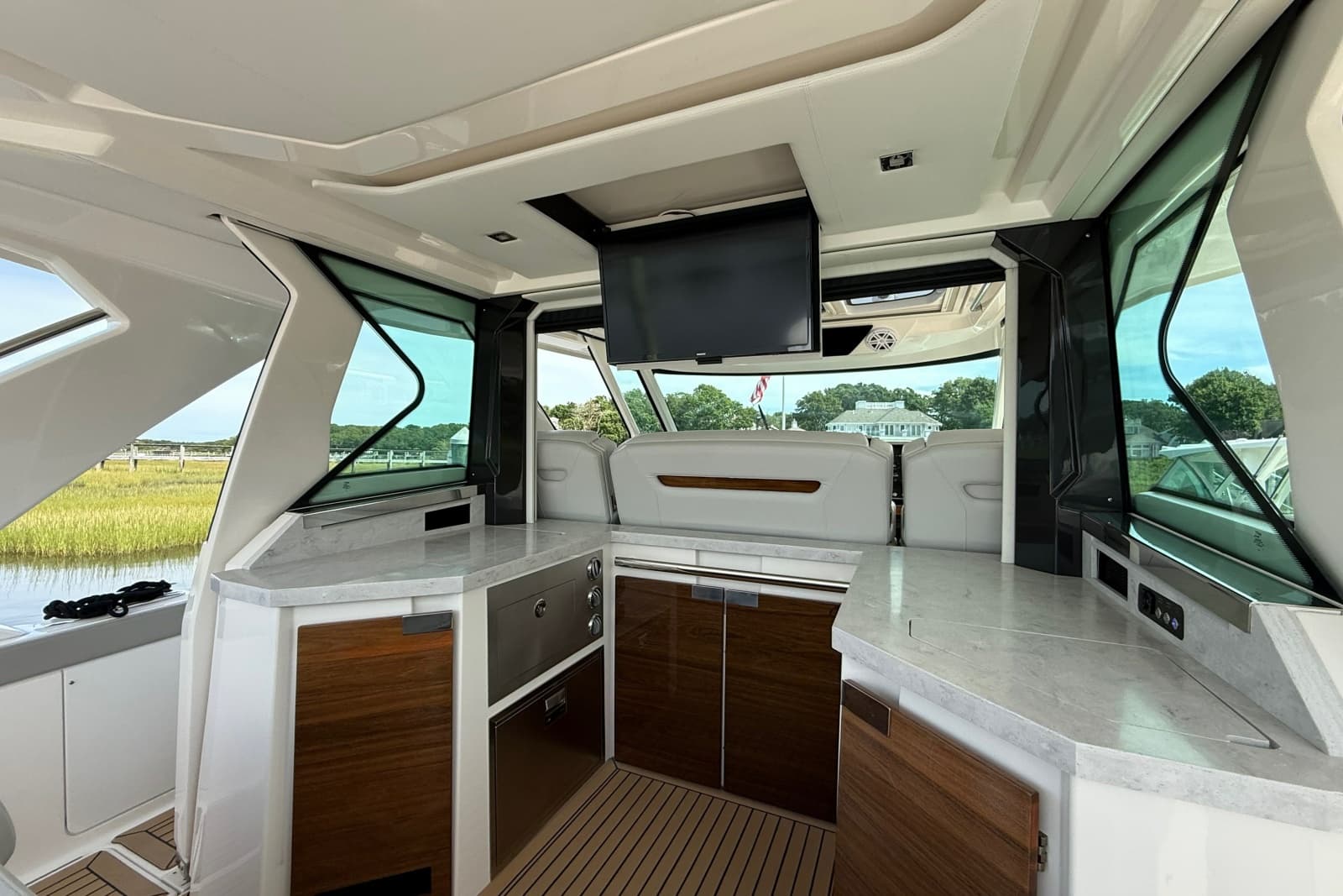 2022 Tiara Yachts 48 LS - Photo 27