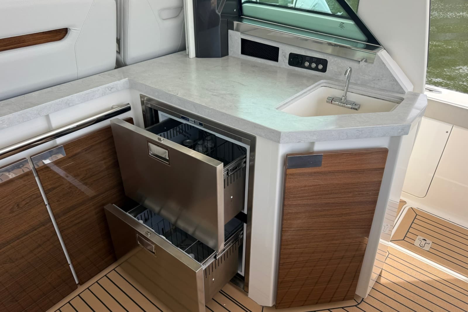 2022 Tiara Yachts 48 LS - Photo 31