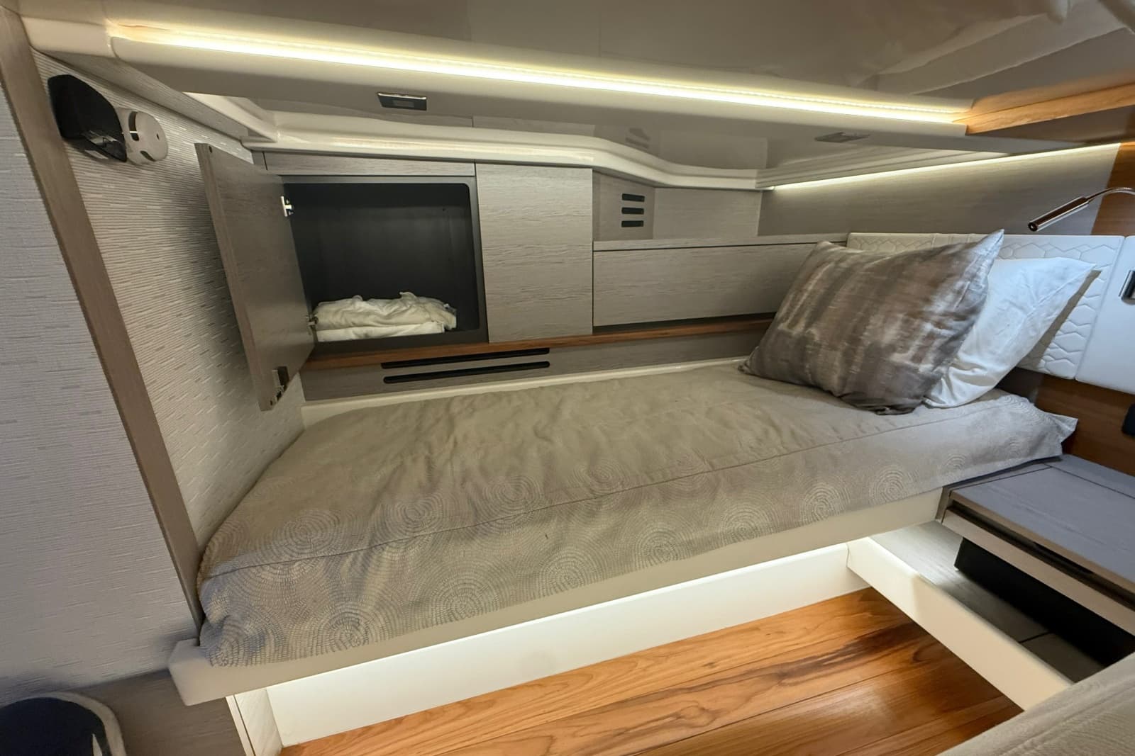 2022 Tiara Yachts 48 LS - Photo 24