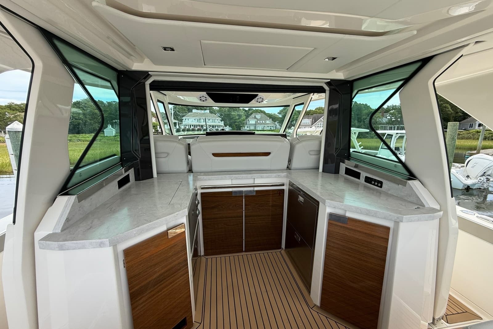2022 Tiara Yachts 48 LS - Photo 26