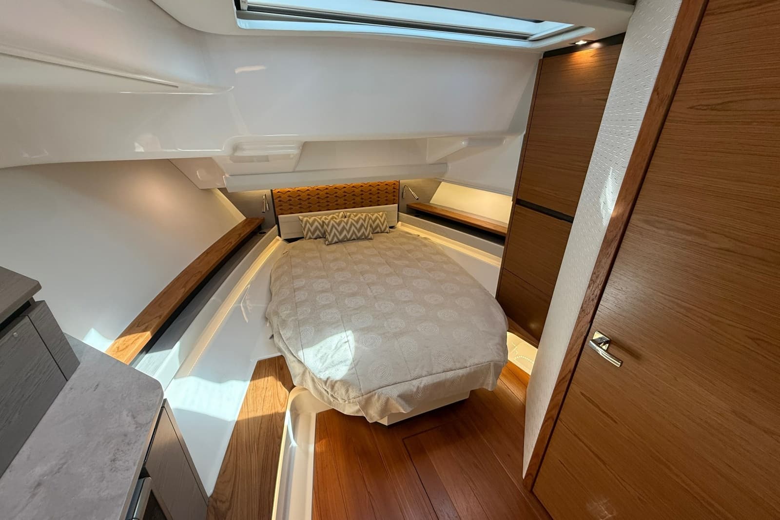 2022 Tiara Yachts 48 LS - Photo 18