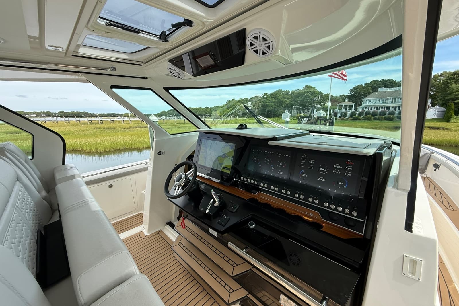 2022 Tiara Yachts 48 LS - Photo 11
