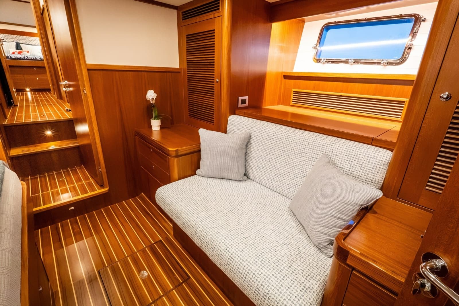 2027 Hunt Yachts 56 Flybridge - Photo 60