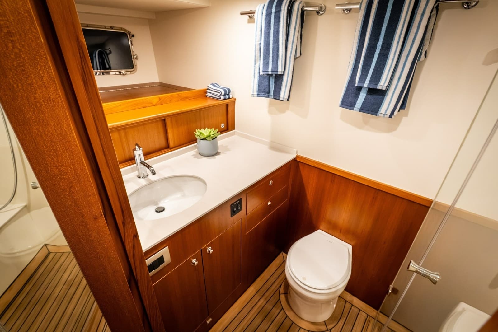 2027 Hunt Yachts 56 Flybridge - Photo 59