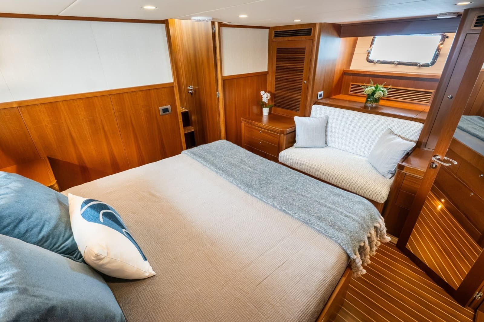 2027 Hunt Yachts 56 Flybridge - Photo 56