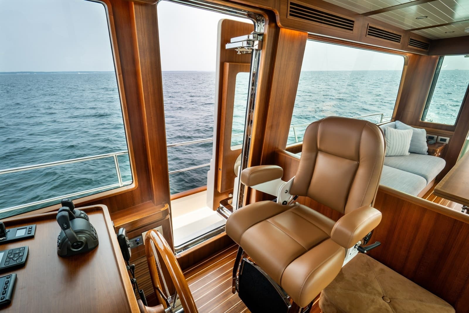 2027 Hunt Yachts 56 Flybridge - Photo 43