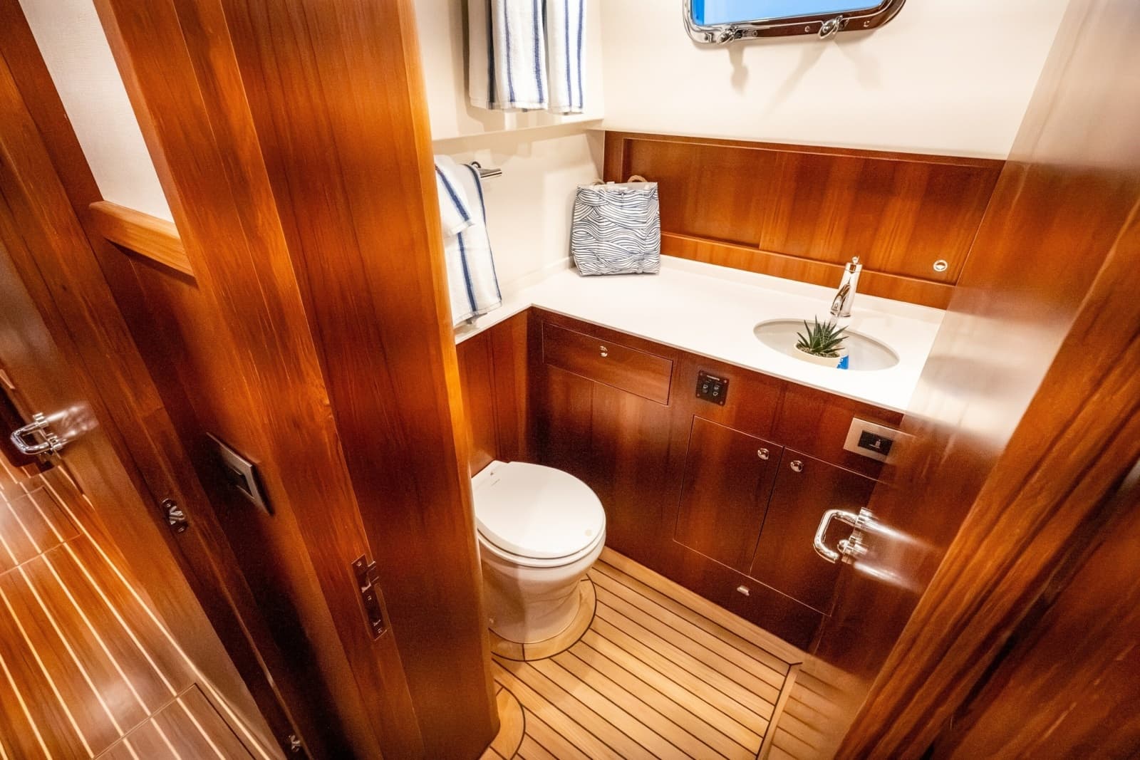 2027 Hunt Yachts 56 Flybridge - Photo 67