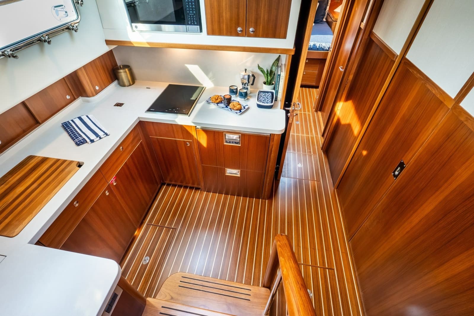 2027 Hunt Yachts 56 Flybridge - Photo 49