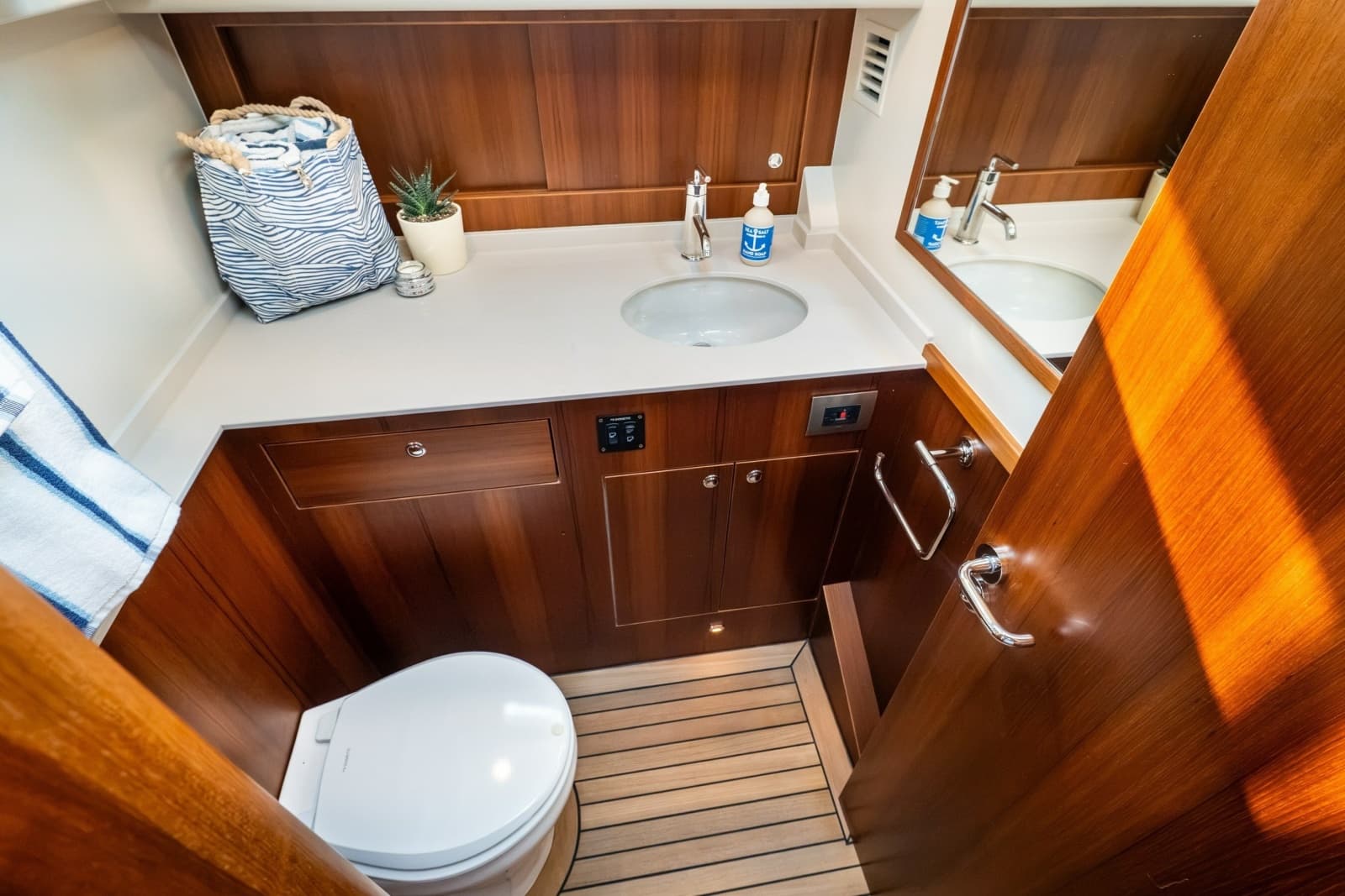 2027 Hunt Yachts 56 Flybridge - Photo 64