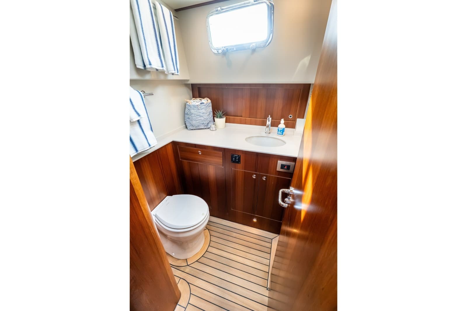 2027 Hunt Yachts 56 Flybridge - Photo 70