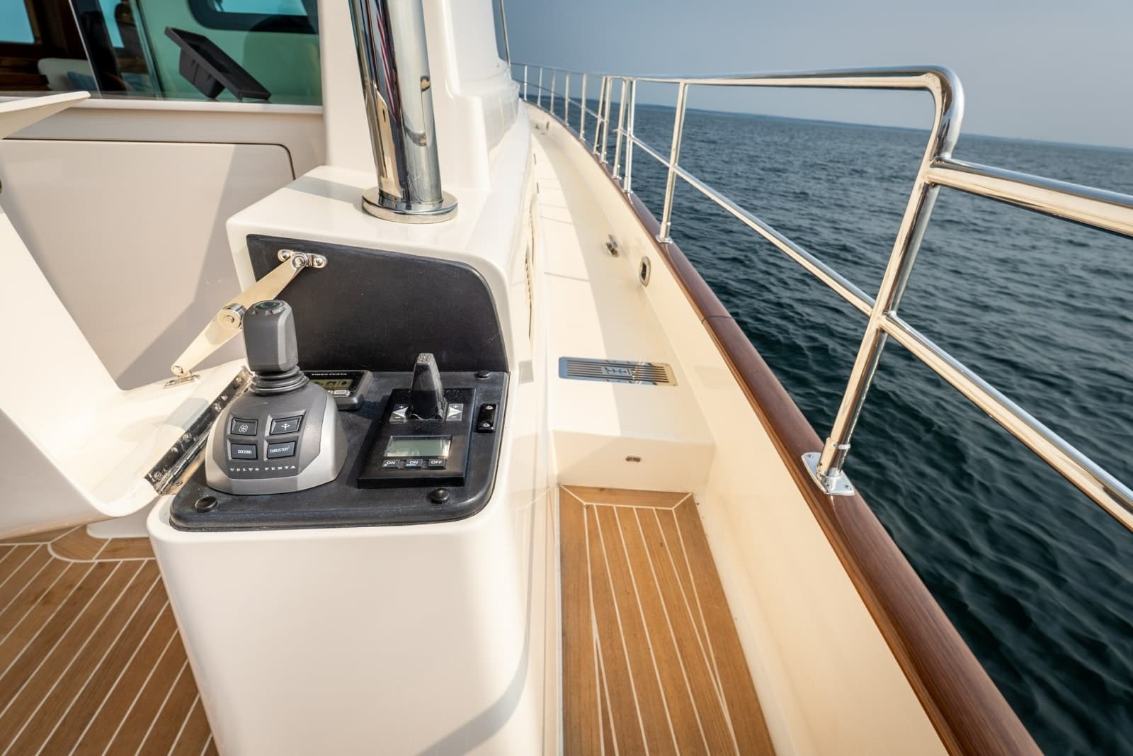 2027 Hunt Yachts 56 Flybridge - Photo 6