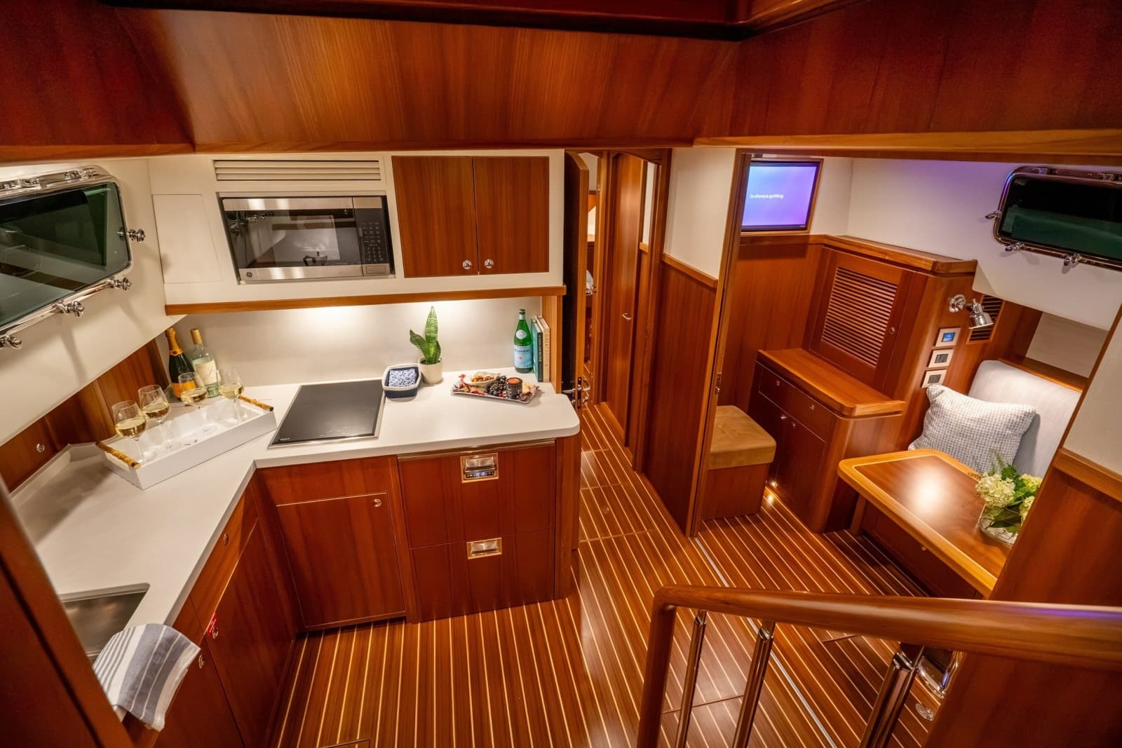 2027 Hunt Yachts 56 Flybridge - Photo 53