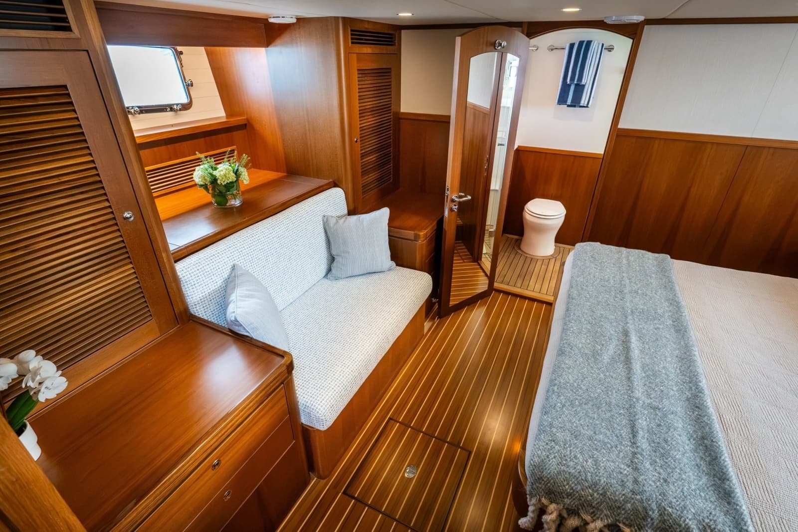 2027 Hunt Yachts 56 Flybridge - Photo 57