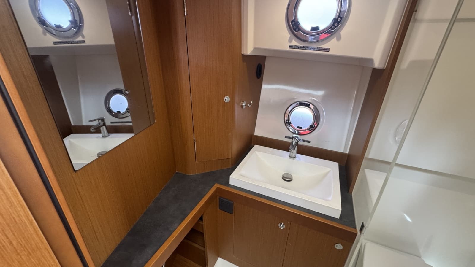 2022 Beneteau Swift Trawler 35 - Photo 27