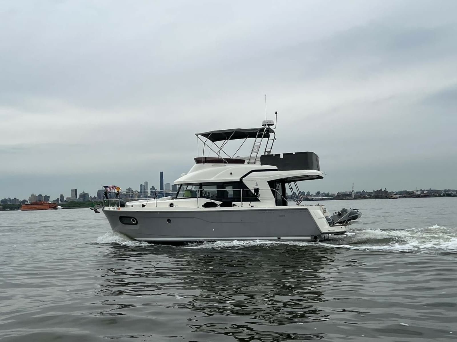 2022 Beneteau Swift Trawler 35 - Photo 2