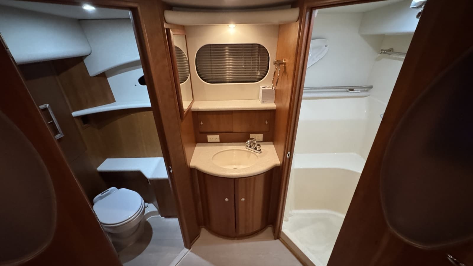 2002 Silverton 43 Motor Yacht - Photo 38
