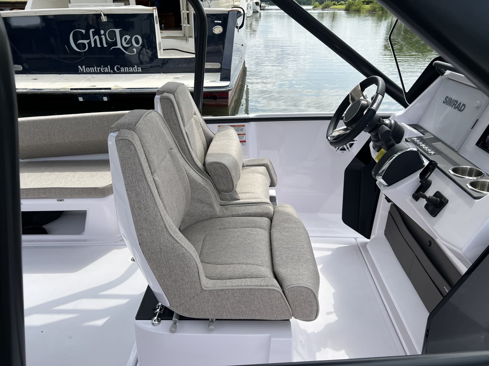 2024 Axopar 22 T-Top - Photo 8