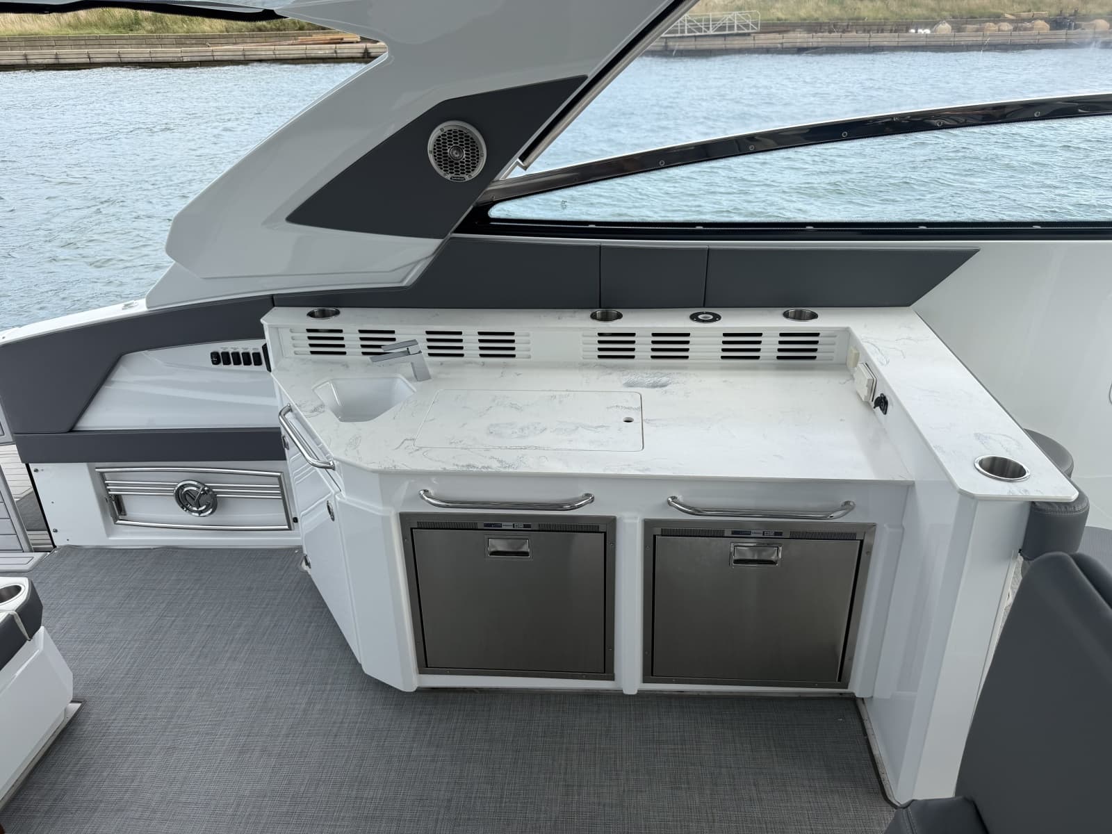 2021 Cruisers Yachts 42 GLS OB - Photo 13