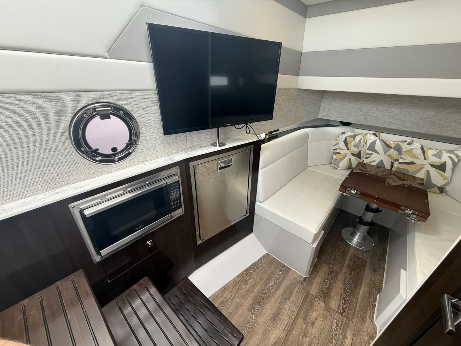 2021 Cruisers Yachts 42 GLS OB - Photo 32