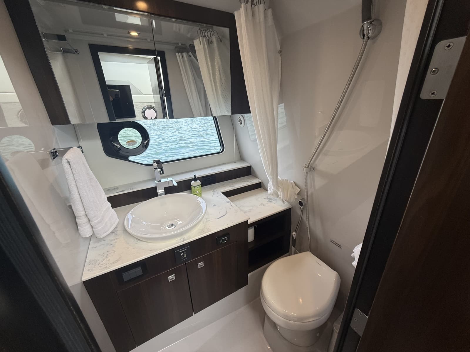 2021 Cruisers Yachts 42 GLS OB - Photo 39