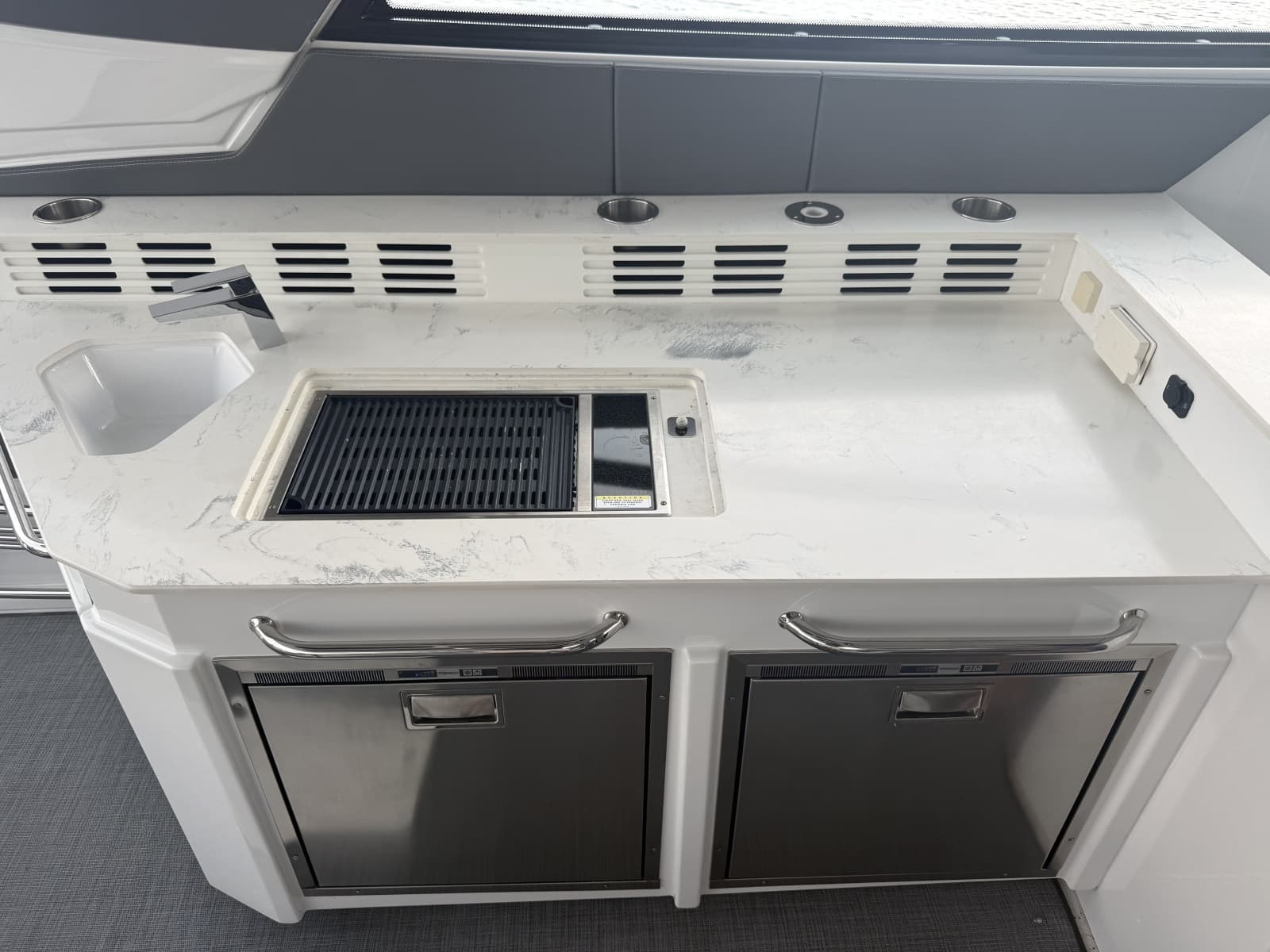 2021 Cruisers Yachts 42 GLS OB - Photo 18