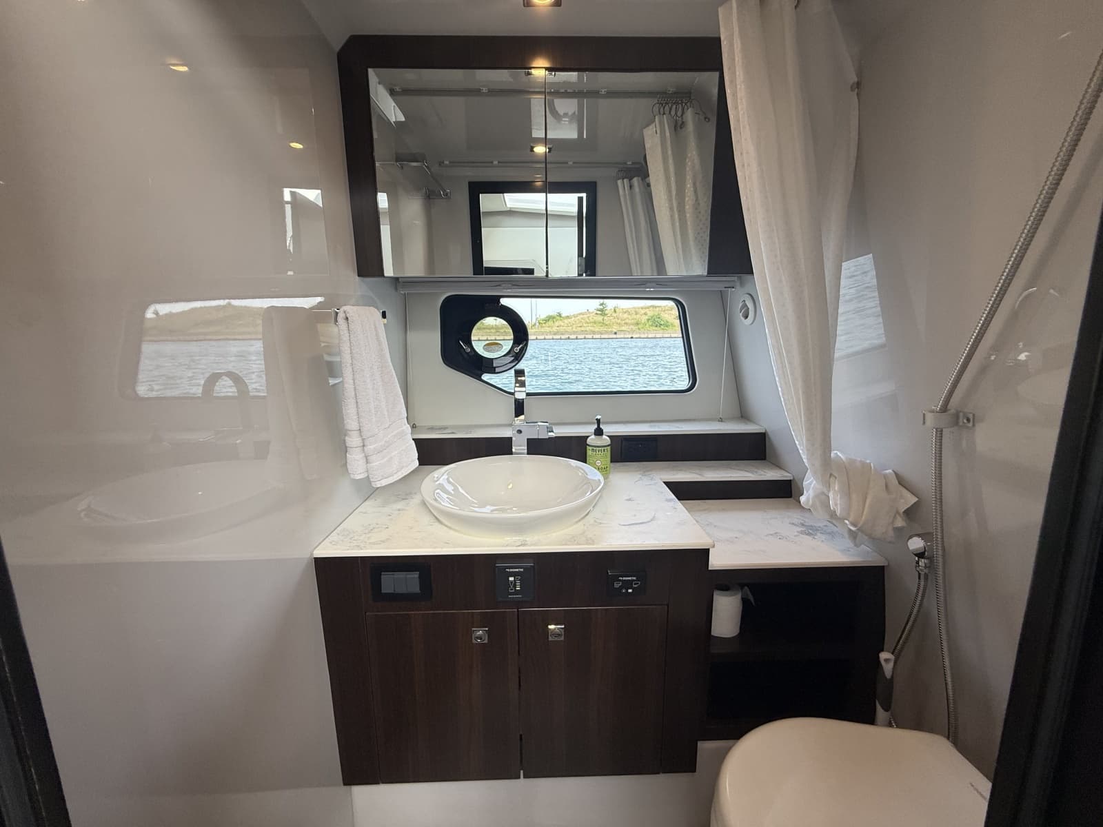 2021 Cruisers Yachts 42 GLS OB - Photo 40