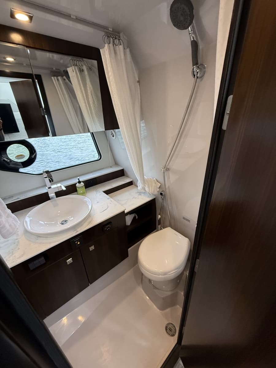 2021 Cruisers Yachts 42 GLS OB - Photo 38