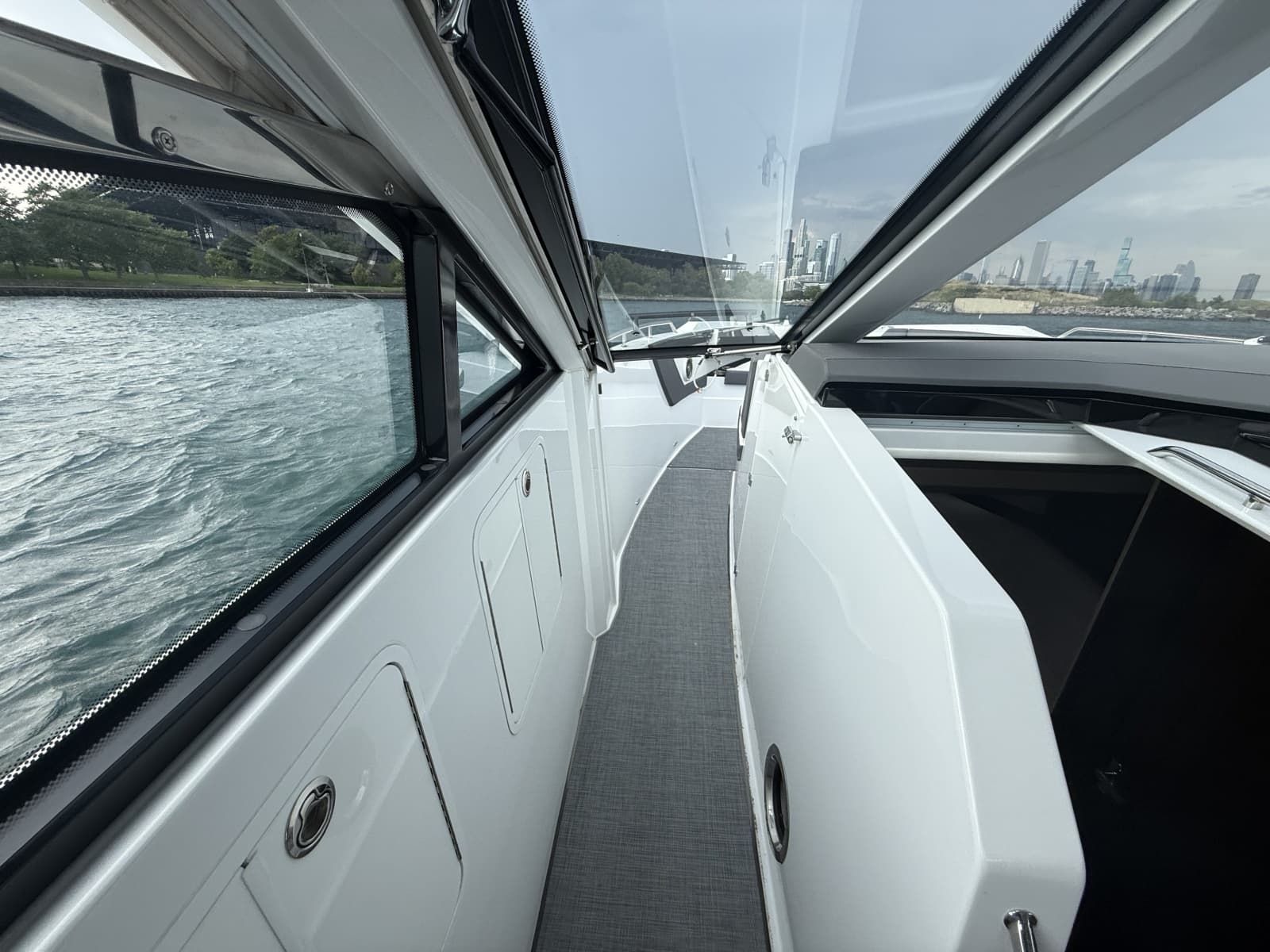 2021 Cruisers Yachts 42 GLS OB - Photo 24