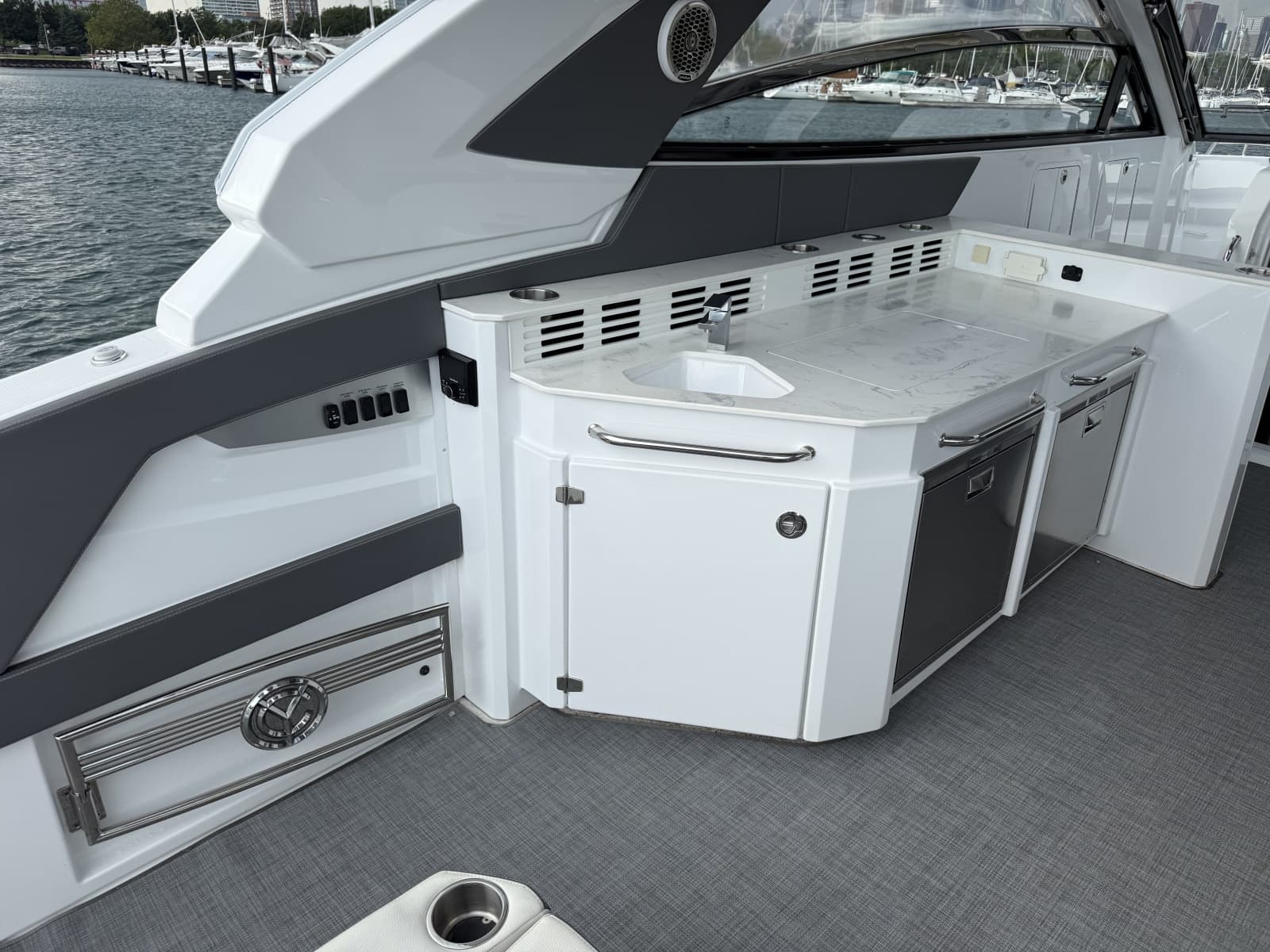 2021 Cruisers Yachts 42 GLS OB - Photo 17