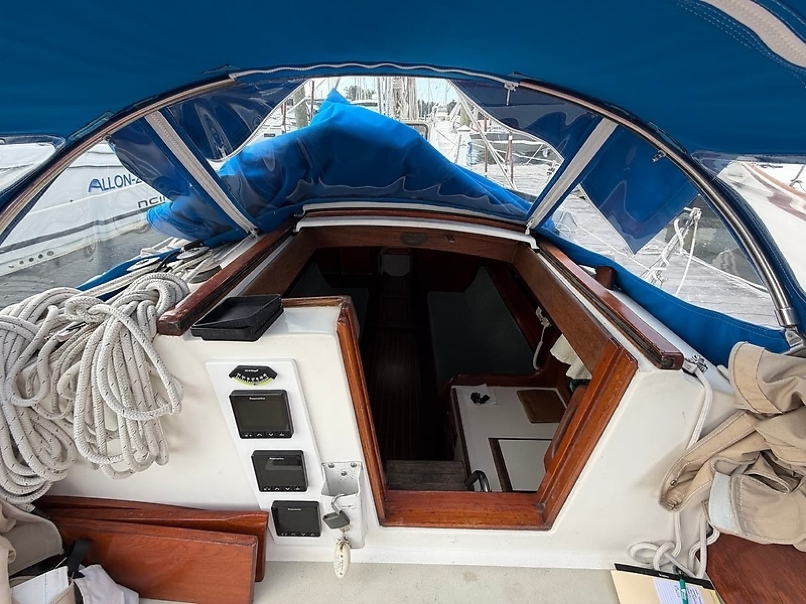 1986 Cape Dory  - Photo 6