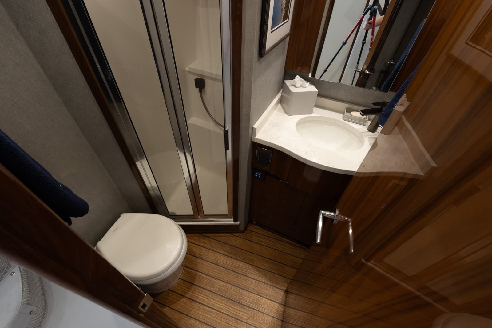 2022 Viking 48 Convertible - Photo 31