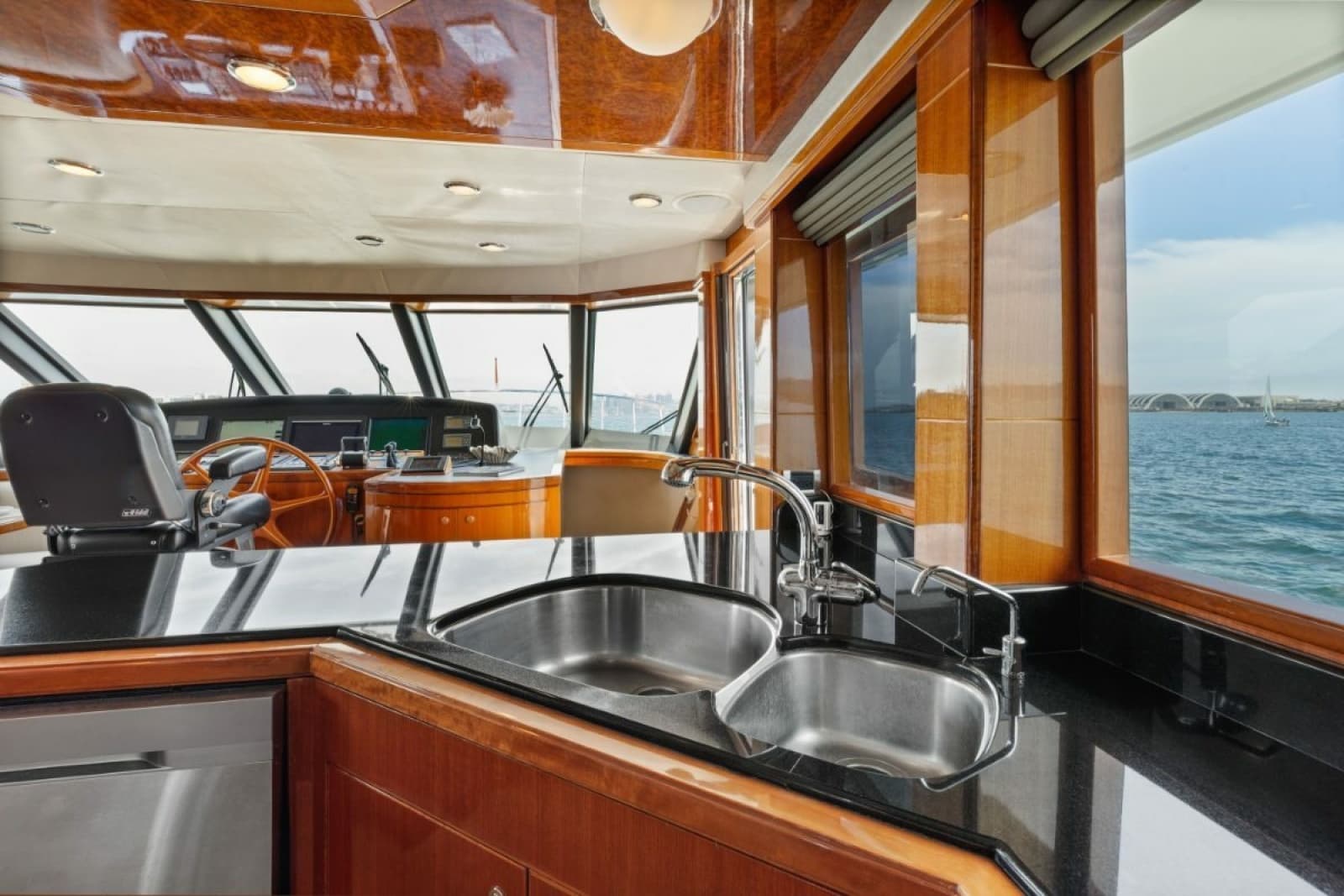 2009 Ocean Alexander 74 Flybridge - Photo 10