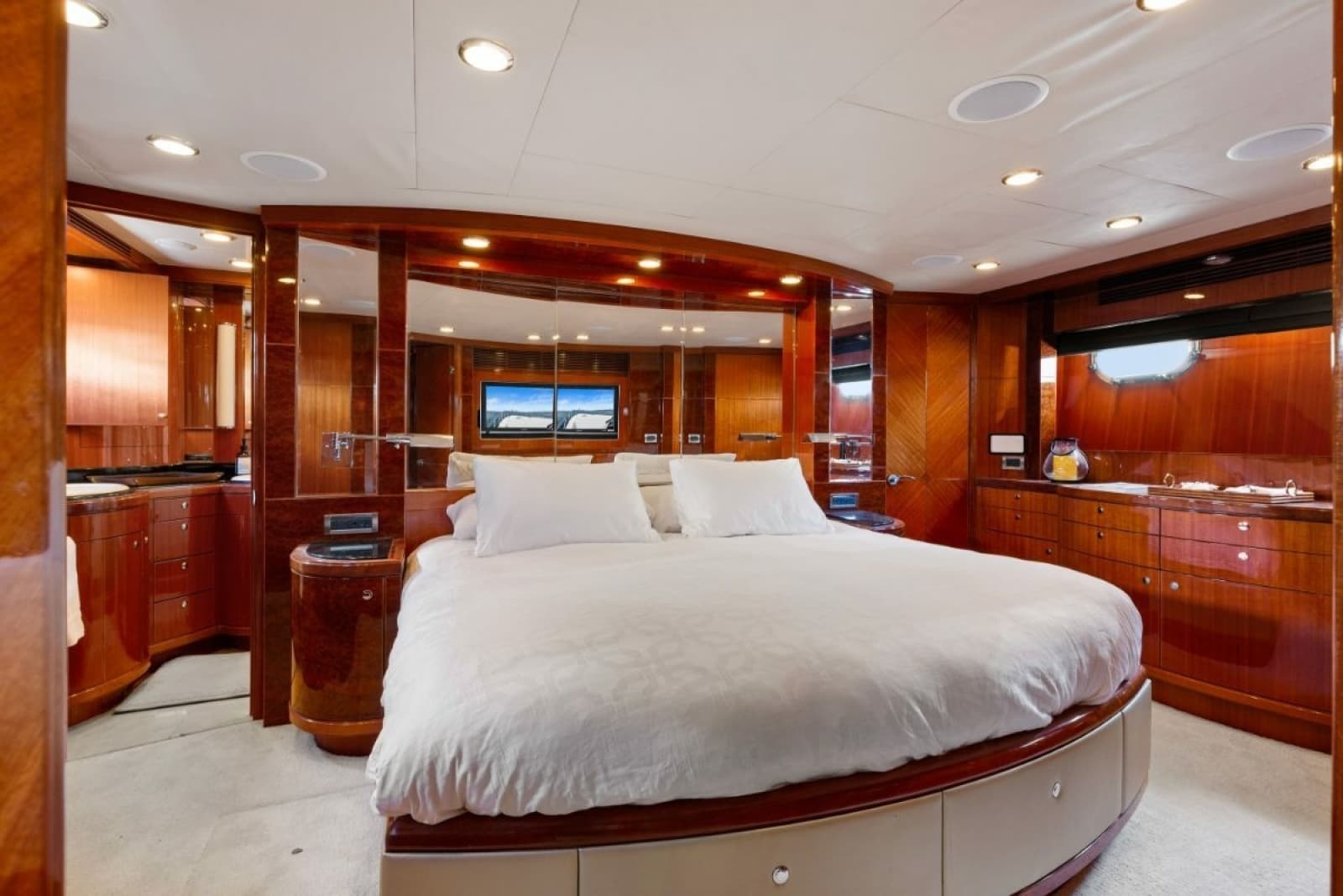 2009 Ocean Alexander 74 Flybridge - Photo 13