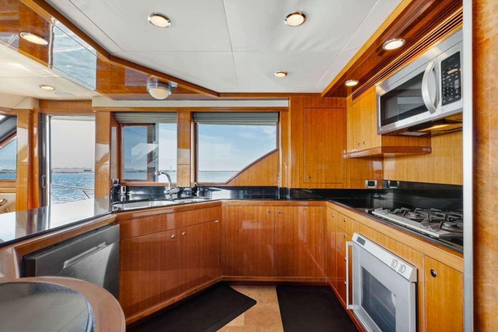 2009 Ocean Alexander 74 Flybridge - Photo 7