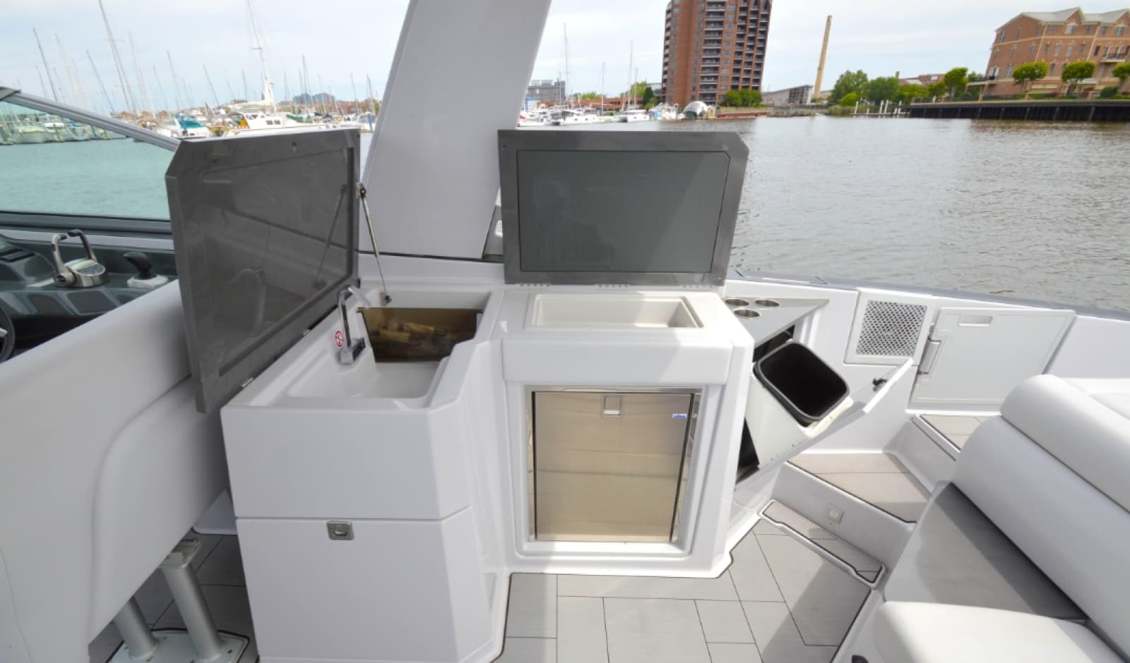 2023 Aviara AV 32 - Photo 13