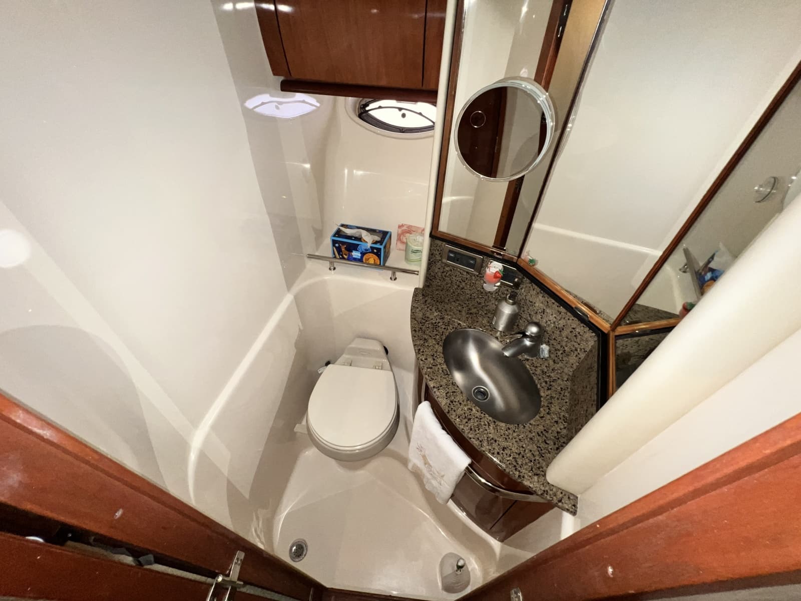 2006 Sea Ray 440 Sundancer - Photo 24