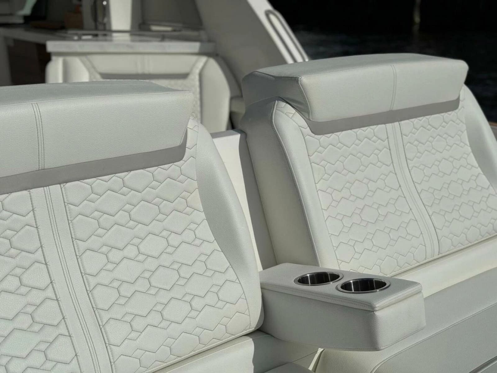 2022 Tiara Yachts 43 LE - Photo 17