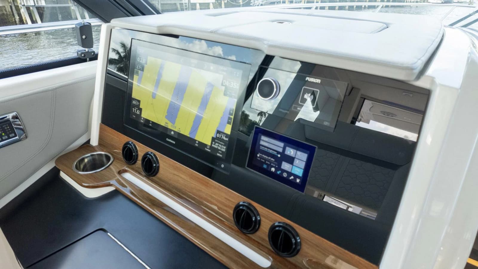 2022 Tiara Yachts 43 LE - Photo 36