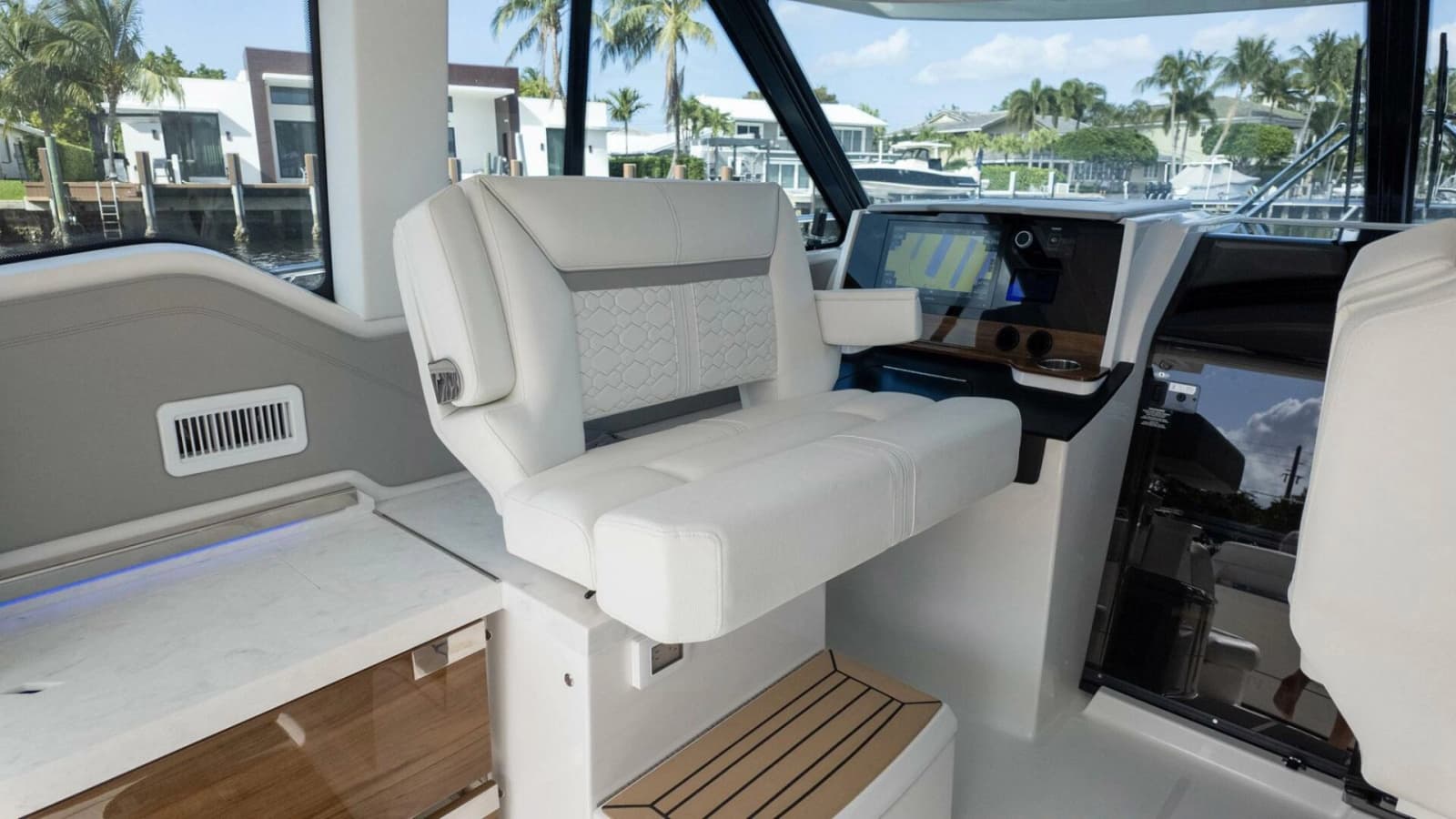 2022 Tiara Yachts 43 LE - Photo 29