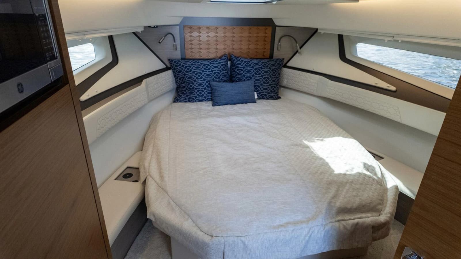 2022 Tiara Yachts 43 LE - Photo 40