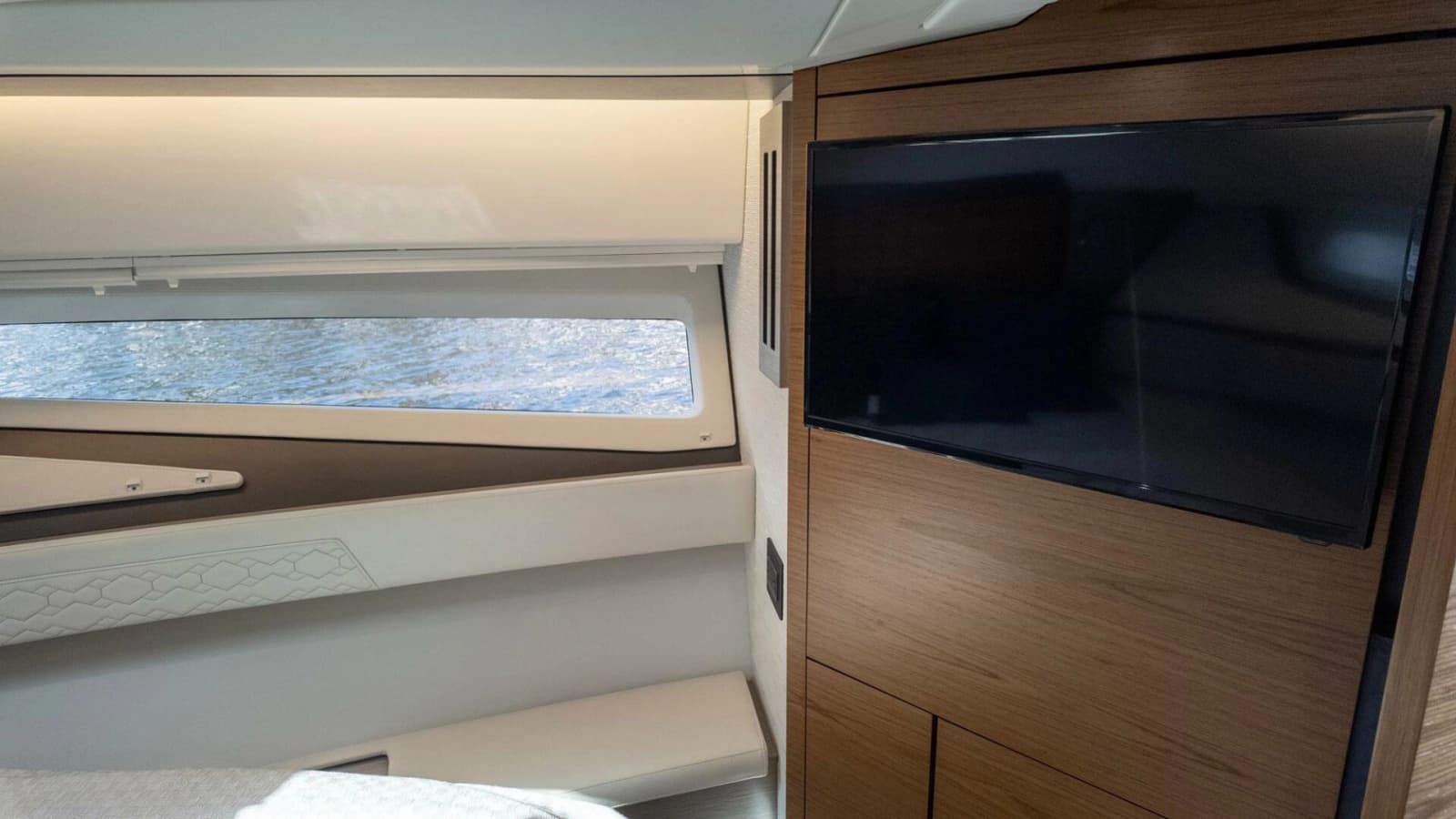 2022 Tiara Yachts 43 LE - Photo 42