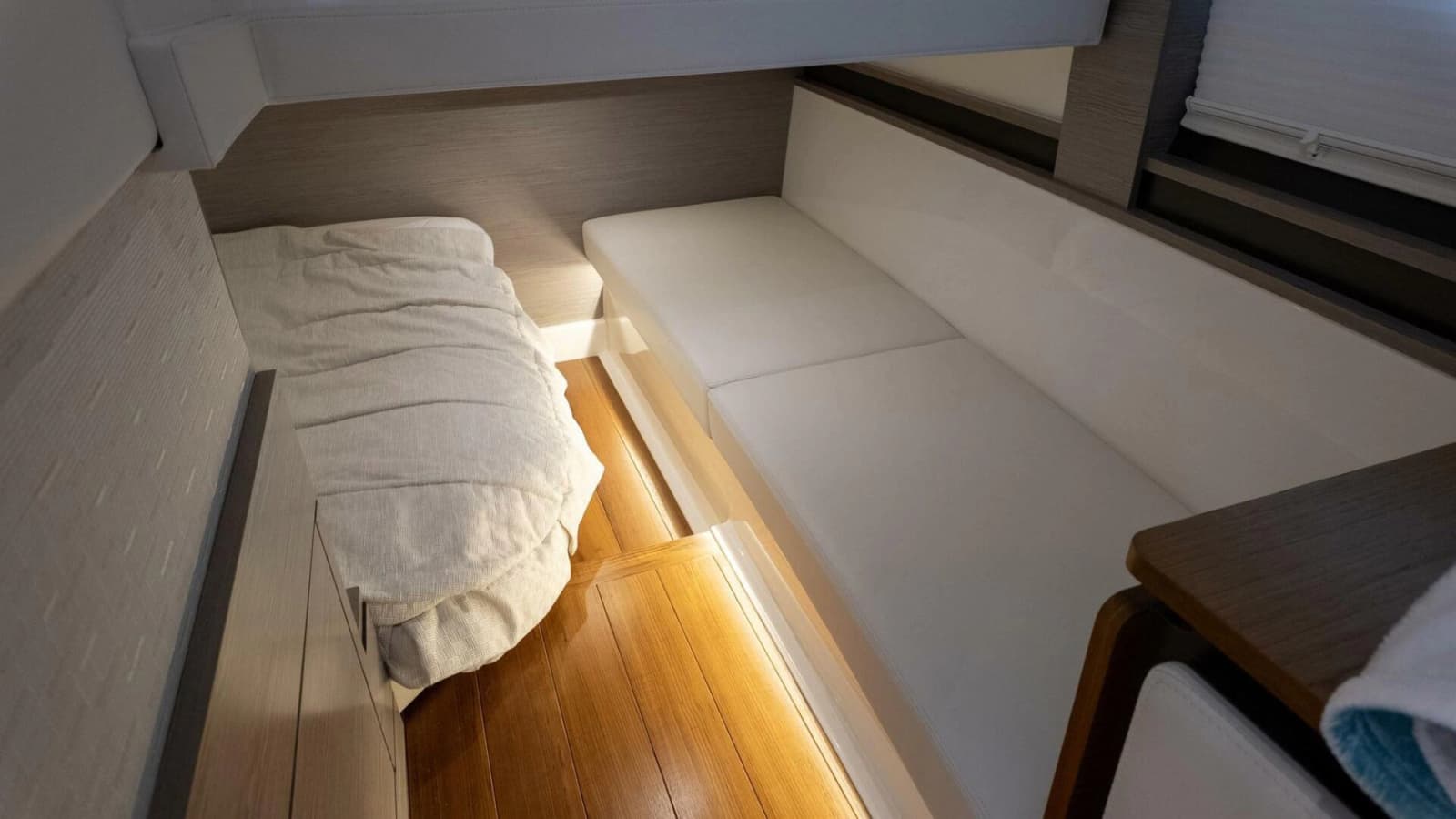 2022 Tiara Yachts 43 LE - Photo 37