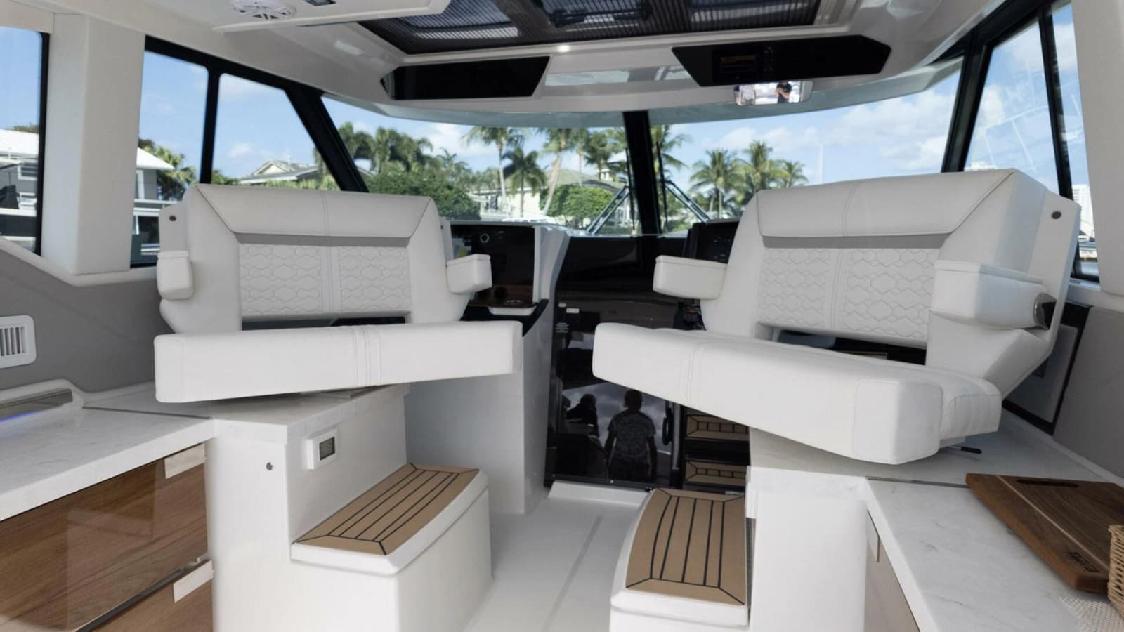 2022 Tiara Yachts 43 LE - Photo 27