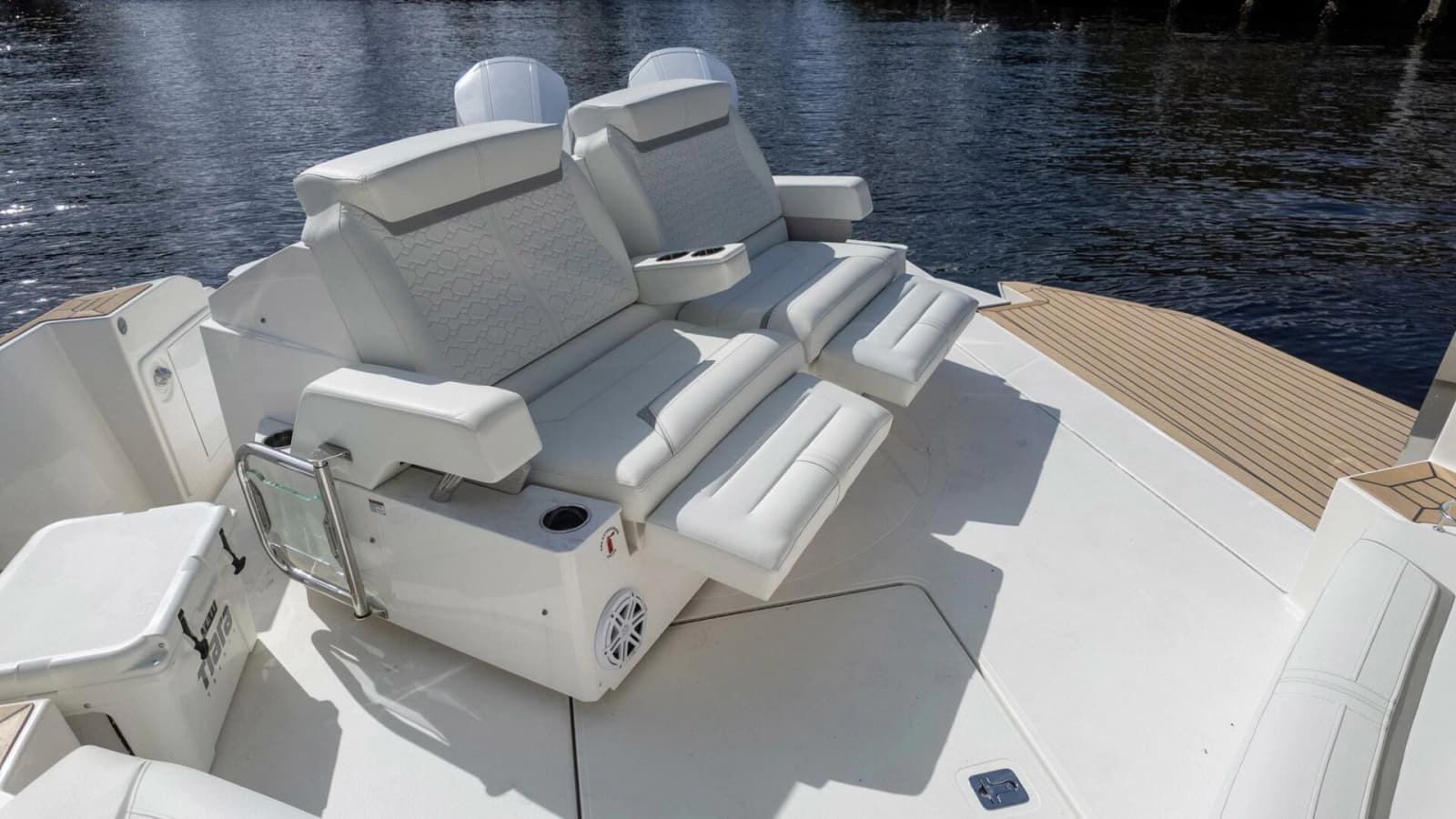 2022 Tiara Yachts 43 LE - Photo 16