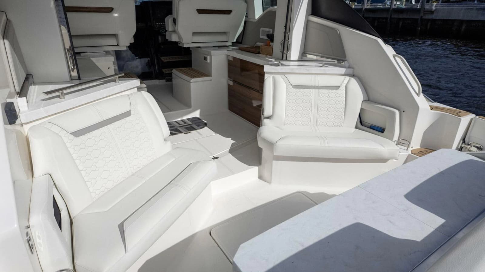 2022 Tiara Yachts 43 LE - Photo 26