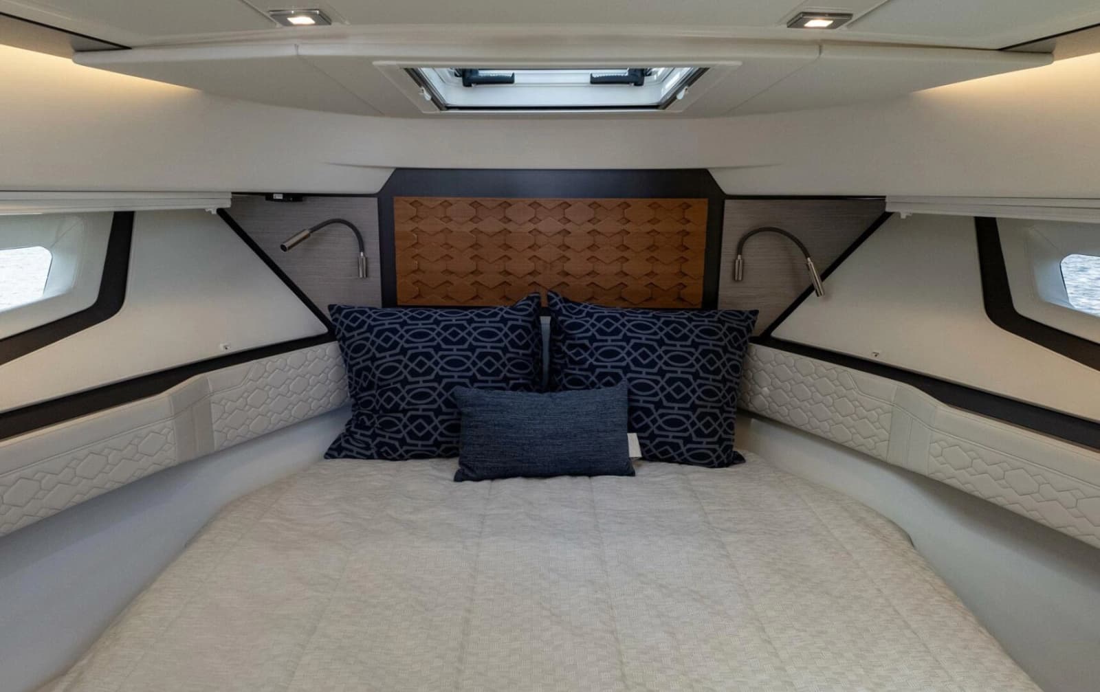 2022 Tiara Yachts 43 LE - Photo 41