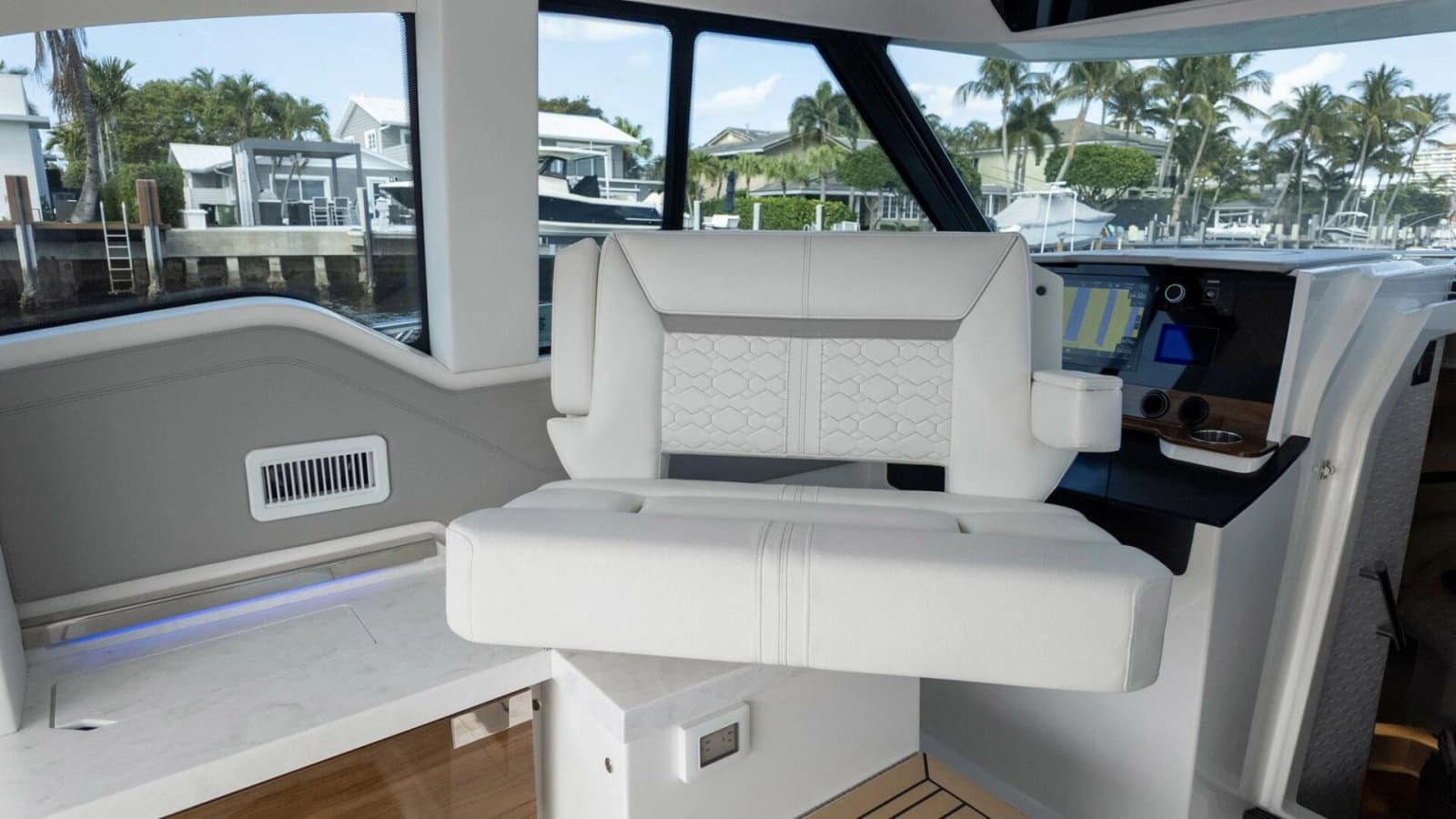 2022 Tiara Yachts 43 LE - Photo 28
