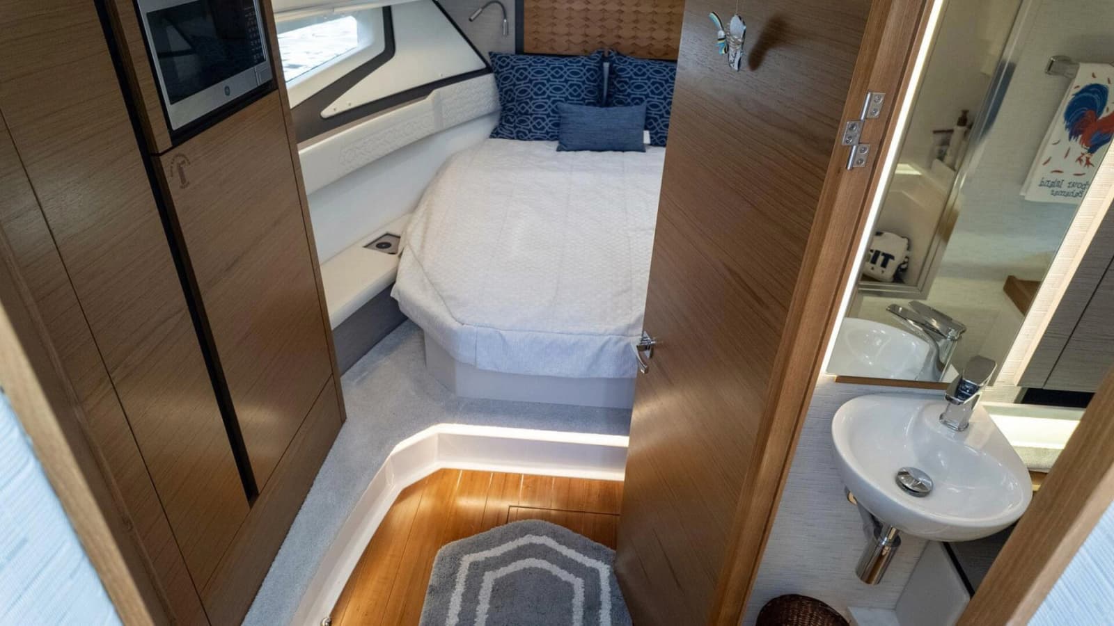 2022 Tiara Yachts 43 LE - Photo 39