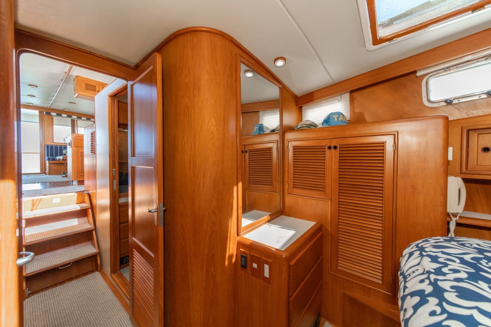 1999 Offshore Yachts 48 Sedan - Photo 28